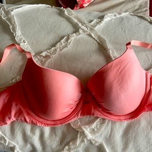 Victoria’s Secret Fabulous Lined Demi bra 34c